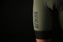 ESSENTIAL RADHOSE PESTO -Biehler 0414270 ESSPO ESSENTIAL BIBS PESTO 2 1280x1280