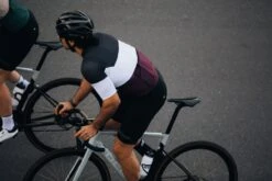 SUPREME RADTRIKOT REVOLT BERRY -Biehler 0414327 SUPRB SUPREME JERSEY REVOLT BERRY 7 1280x1280