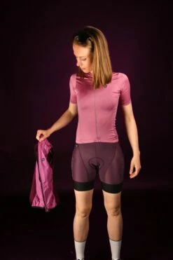 DAMEN ESSENTIAL RADTRIKOT ROSEWOOD -Biehler 0454326 ESSRW ESSENTIAL JERSEY ROSEW 1D 1280x1280