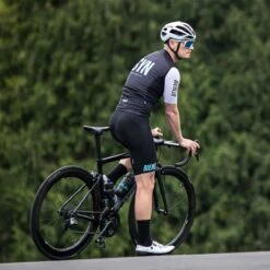 SYNDICATE PERFORMANCE WESTE -Biehler 1115qweb 1280x1280