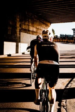 ESSENTIAL WESTE BLACK -Biehler 243 R0002929 1280x1280