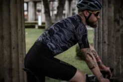 SUPREME RADTRIKOT DARK GREY -Biehler 5R3A2964 1280x1280