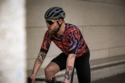 SUPREME RADTRIKOT BRIGHT RED -Biehler 5R3A3059 1280x1280