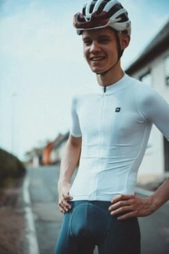 ESSENTIAL RADTRIKOT WHITE -Biehler 5R3A8888 1280x1280