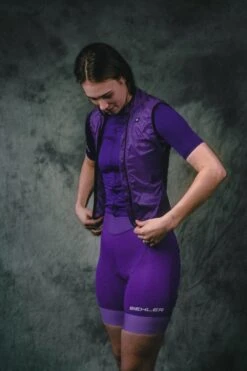 DAMEN ESSENTIAL WESTE PURPLE VIOLET -Biehler DSC08692 1280x1280