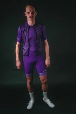 ESSENTIAL WESTE PURPLE VIOLET -Biehler DSC09574 1280x1280