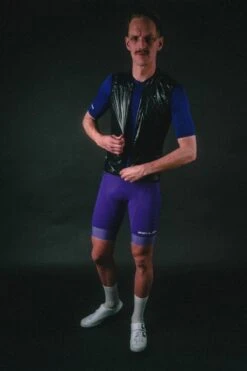 ESSENTIAL WESTE BLACK -Biehler DSC09704 1280x1280