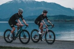 SUPREME RADTRIKOT BLACK GOLD -Biehler SUPREME DEBY MAX4 1280x1280