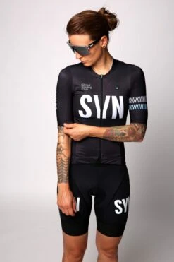 DAMEN SYNDICATE RADTRIKOT BLACK -Biehler black kit glasses studio3 1280x1280