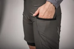 DAMEN DISTANCE SHORTS PINE -Biehler distance studio LR 71 1280x1280