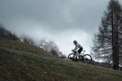 DAMEN GRAVEL ZIPPED HOODIE -Biehler gravel dolomites web 062 1280x1280