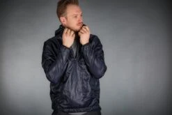 GRAVEL HOODED WINDBREAKER MARINE -Biehler grvl21 studiopzaw 40 1280x1280