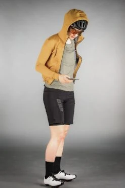 DAMEN DISTANCE SHORTS -Biehler grvl21 studiouwtk 042 1280x1280