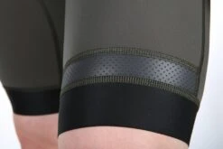 SIGNATURE³ RADHOSE PINE TREE -Biehler men sig bibs pine detail 1280x1280