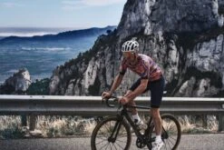 SUPREME RADTRIKOT BRIGHT RED -Biehler men sup br ss live2 1280x1280