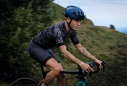 SUPREME RADTRIKOT DARK GREY -Biehler men sup dg ss live1 1280x1280