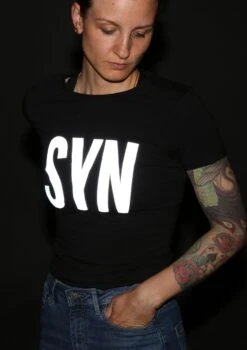 DAMEN SYNDICATE SHIRT BLACK -Biehler syn shirt black glow women front 1280x1280