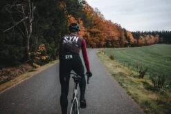 SYNDICATE THERMAL RAIN LANGARM RADTRIKOT BERRY -Biehler syn thermal rain NC web18 1280x1280