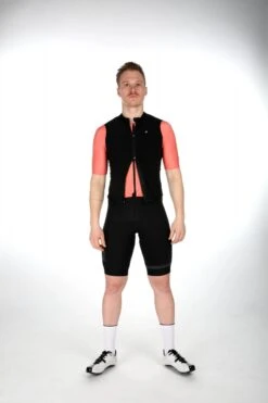 SIGNATURE³ WESTE BLACK -Biehler web5R3A9930 Kopie 1280x1280