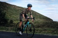 DAMEN SUPREME RADTRIKOT GOLDEN OLIVE -Biehler women sup go ss live1 1280x1280